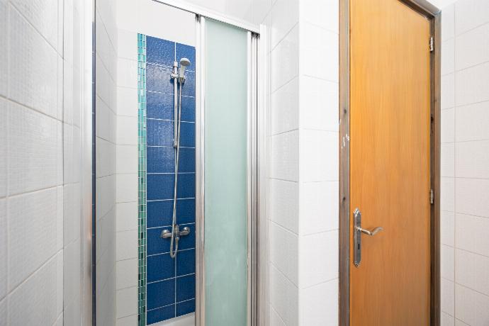 En suite bathroom with shower . - Villa Estia . (Photo Gallery) }}