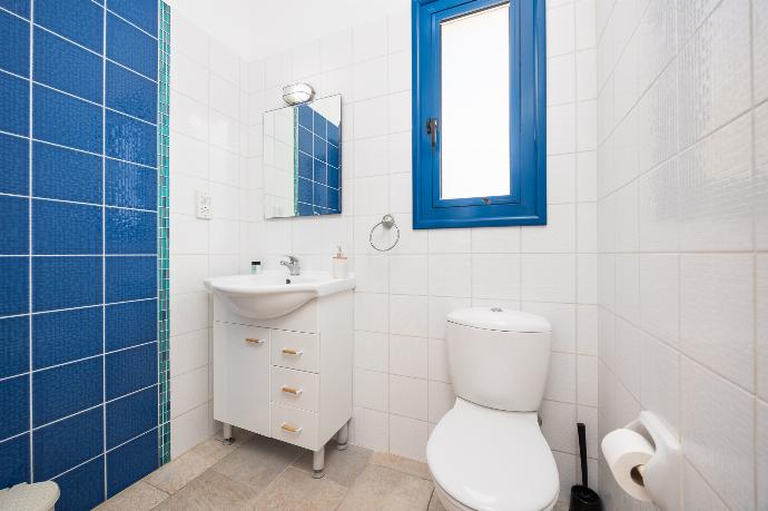 En suite bathroom with shower . - Villa Estia . (Photo Gallery) }}