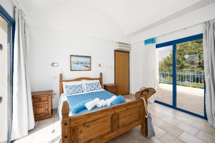Double bedroom with en suite bathroom and A/C . - Villa Artemis . (Photo Gallery) }}