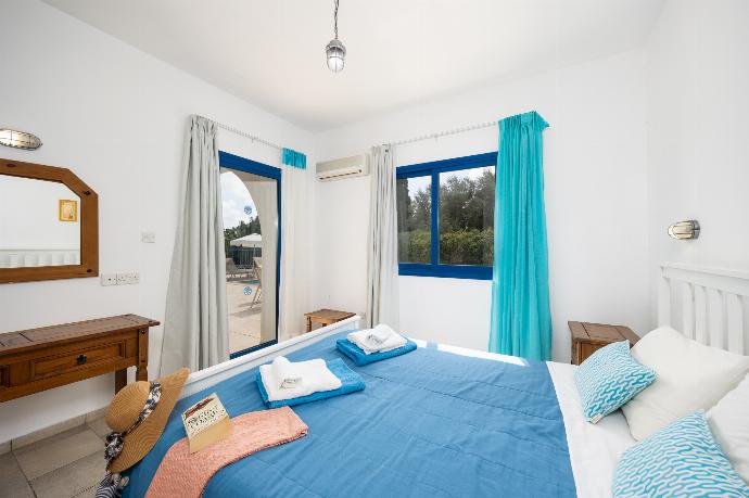 Double bedroom with en suite bathroom and A/C . - Villa Artemis . (Photo Gallery) }}