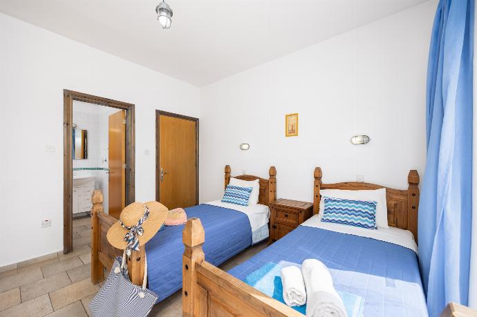 Twin bedroom with en suite bathroom and A/C . - Villa Artemis . (Photo Gallery) }}