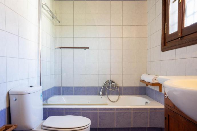 Family bathroom with shower . - Villa Lotus . (Photo Gallery) }}