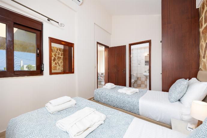 Twin bedroom with en suite bathroom and A/C . - Villa Pasiphae 1 . (Photo Gallery) }}