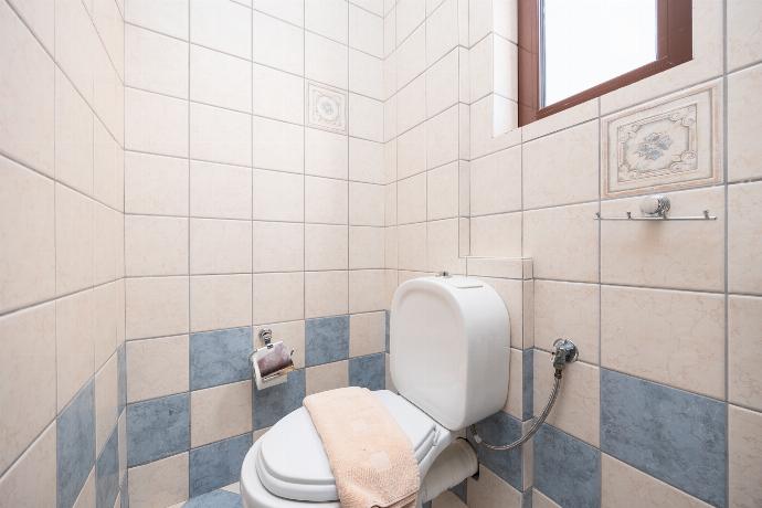 En suite bathroom with shower . - Villa Pasiphae 2 . (Photo Gallery) }}