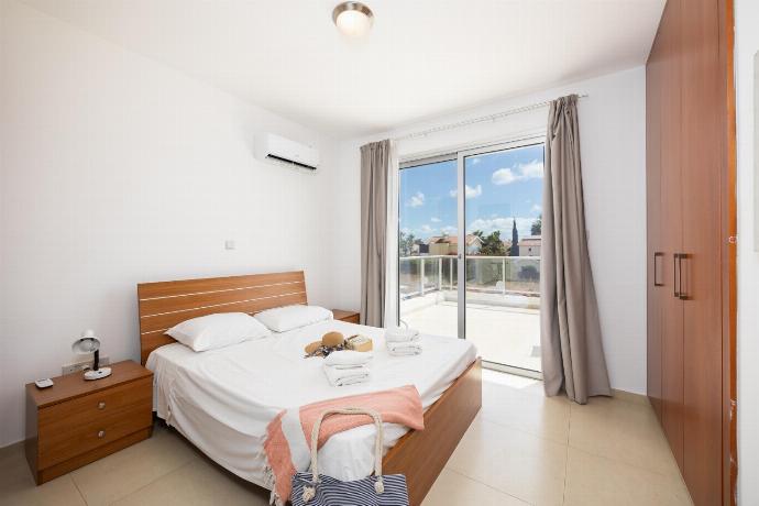 Double bedroom with en suite bathroom and A/C . - Villa Coral Bay 7 . (Photo Gallery) }}