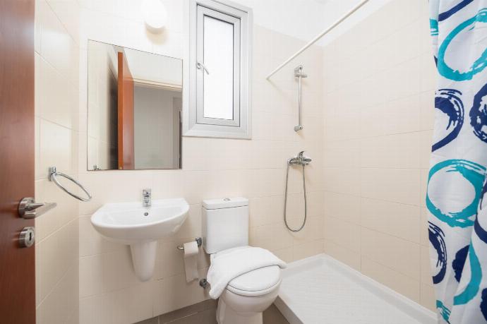 Family bathroom with shower . - Villa Coral Bay 7 . (Photo Gallery) }}