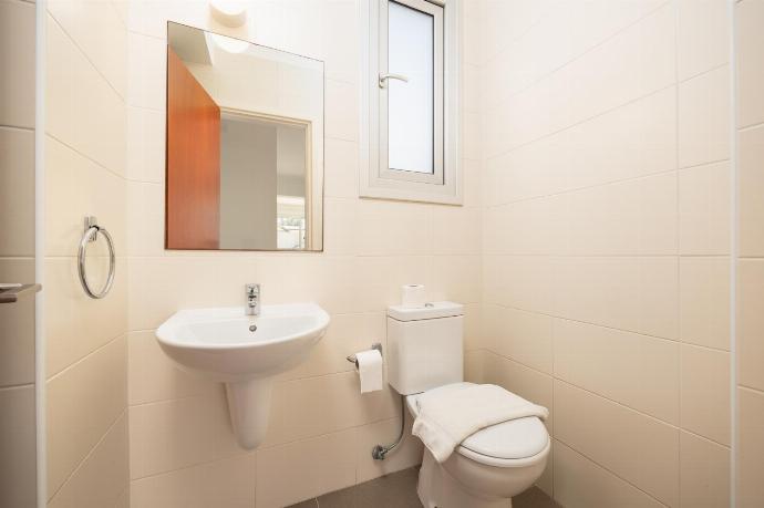 Family bathroom with shower . - Villa Coral Bay 7 . (Photo Gallery) }}