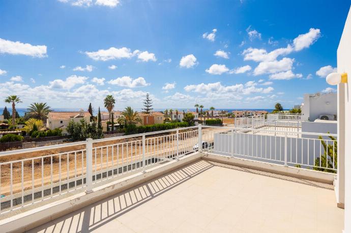 Balcony area . - Villa Coral Bay 7 . (Photo Gallery) }}