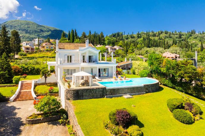 Beautiful villa with private pool, terrace, and garden . - Villa Noulia . (Photo Gallery) }}
