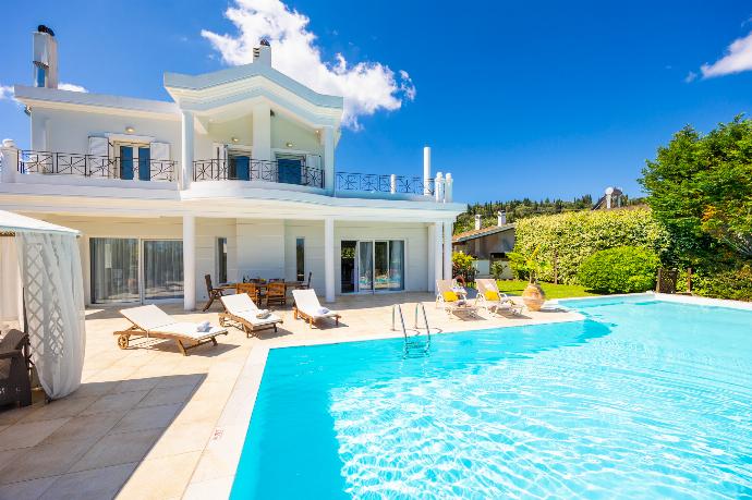 Beautiful villa with private pool, terrace, and garden . - Villa Noulia . (Photo Gallery) }}