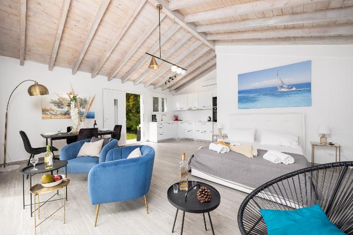 Studio apartment in annex with double bed, living area, dining area, kitchen, en suite bathroom, A/C, WiFi internet, and satellite TV . - Villa Noulia . (Photo Gallery) }}