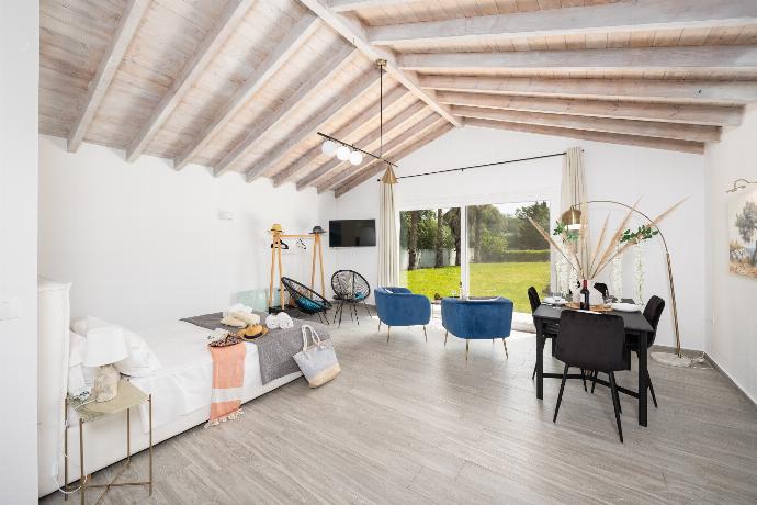 Studio apartment in annex with double bed, living area, dining area, kitchen, en suite bathroom, A/C, WiFi internet, and satellite TV . - Villa Noulia . (Photo Gallery) }}