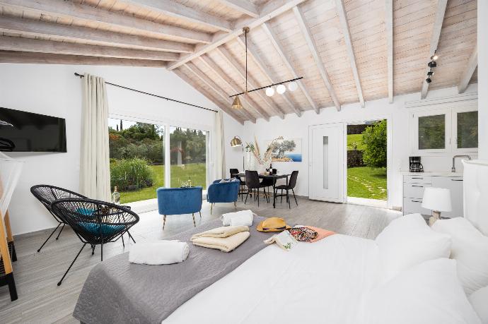 Studio apartment in annex with double bed, living area, dining area, kitchen, en suite bathroom, A/C, WiFi internet, and satellite TV . - Villa Noulia . (Photo Gallery) }}