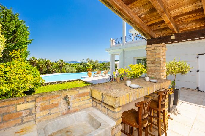 Sheltered terrace area . - Villa Noulia . (Photo Gallery) }}