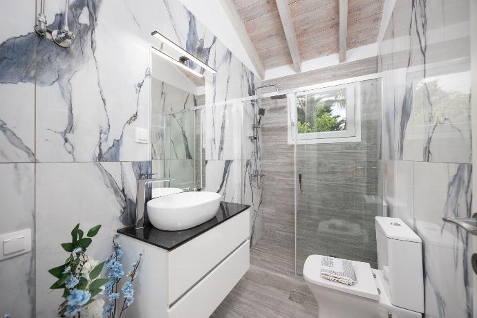 En suite bathroom with shower . - Villa Noulia . (Photo Gallery) }}
