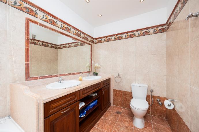 Family bathroom with shower and jacuzzi . - Villa Noulia . (Photo Gallery) }}