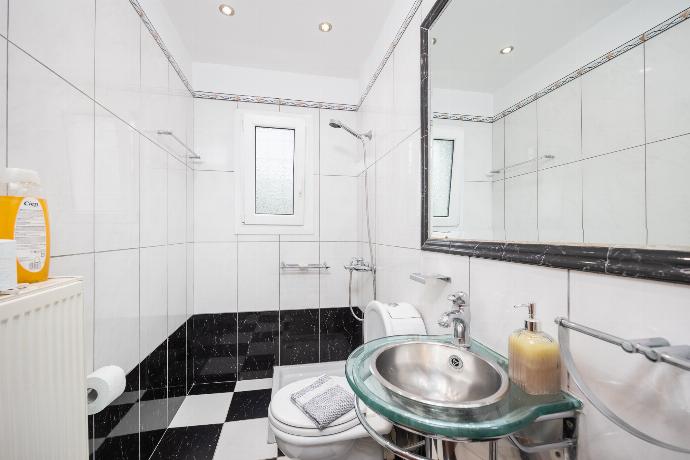 Family bathroom with shower . - Villa Noulia . (Photo Gallery) }}