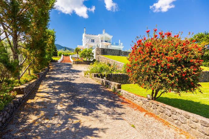 Driveway . - Villa Noulia . (Photo Gallery) }}