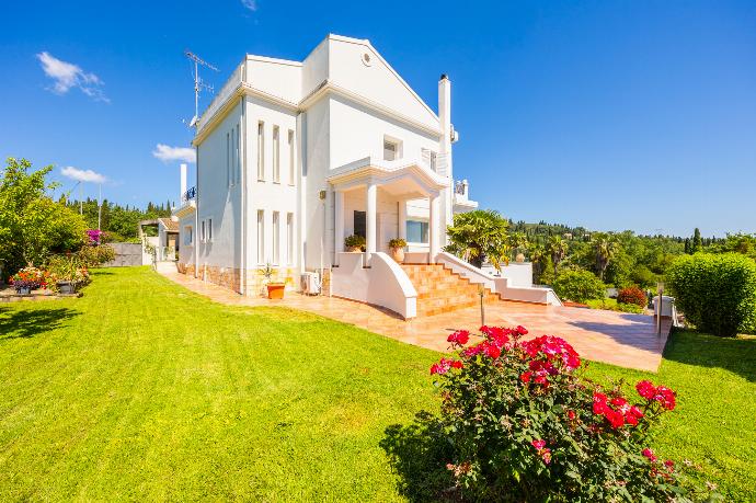 Garden area . - Villa Noulia . (Photo Gallery) }}