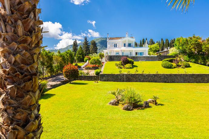 Garden area . - Villa Noulia . (Photo Gallery) }}