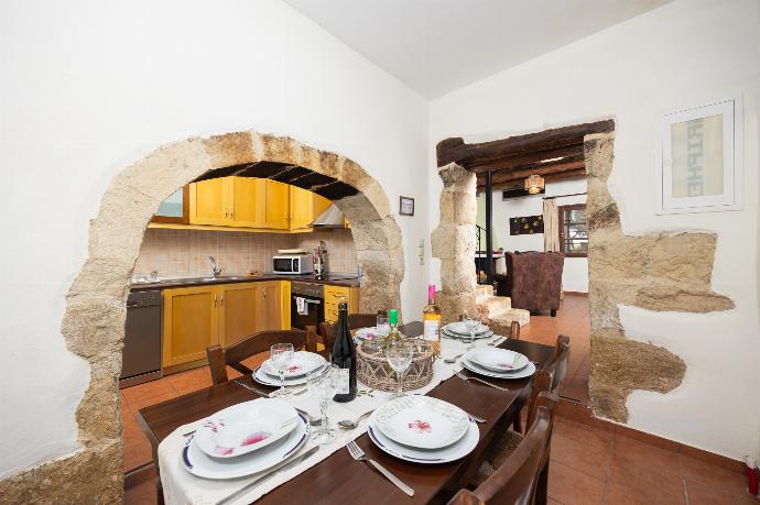 Dining area . - Villa Kourkoulios . (Photo Gallery) }}