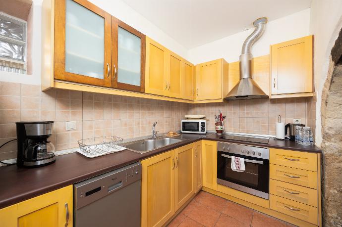 Equipped kitchen . - Villa Kourkoulios . (Photo Gallery) }}