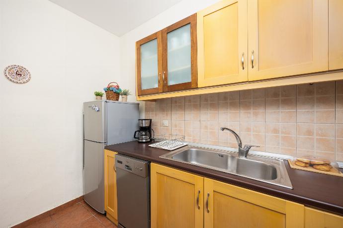 Equipped kitchen . - Villa Kourkoulios . (Photo Gallery) }}