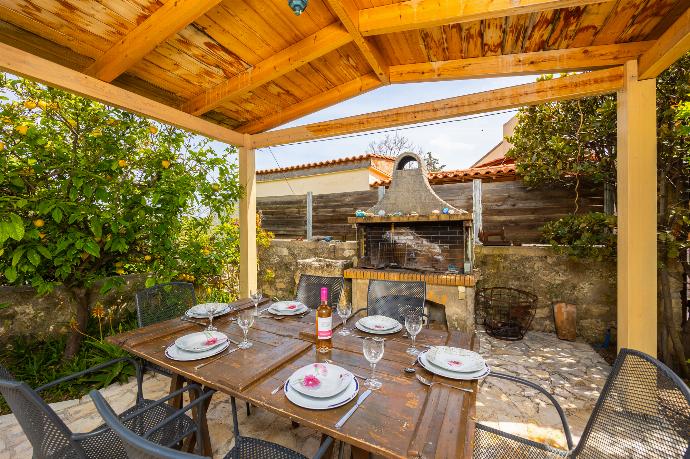 Sheltered terrace area with BBQ . - Villa Kourkoulios . (Photo Gallery) }}