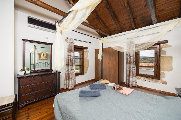 Double bedroom with A/C . - Villa Kourkoulios . (Photo Gallery) }}