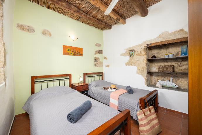 Annex: twin bedroom . - Villa Kourkoulios . (Photo Gallery) }}