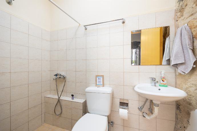Annex: family bathroom with shower . - Villa Kourkoulios . (Photo Gallery) }}