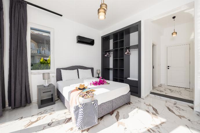 Double bedroom with en suite bathroom and A/C . - Villa White Cloud . (Photo Gallery) }}