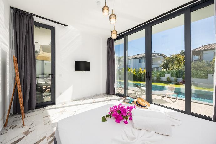 Double bedroom with en suite bathroom and A/C . - Villa White Cloud . (Photo Gallery) }}