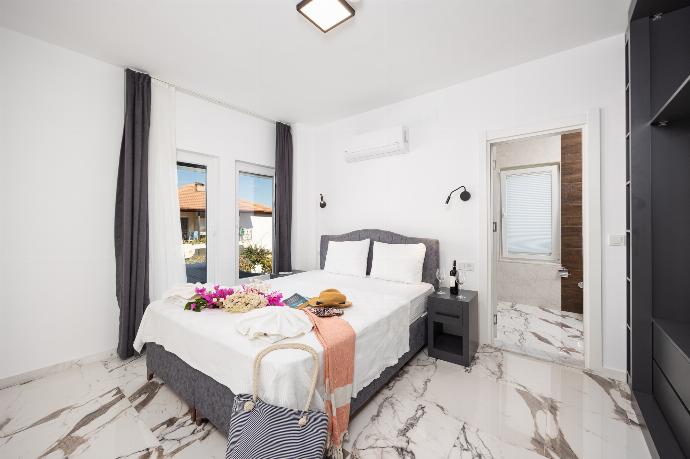 Double bedroom with en suite bathroom and A/C . - Villa White Cloud . (Photo Gallery) }}