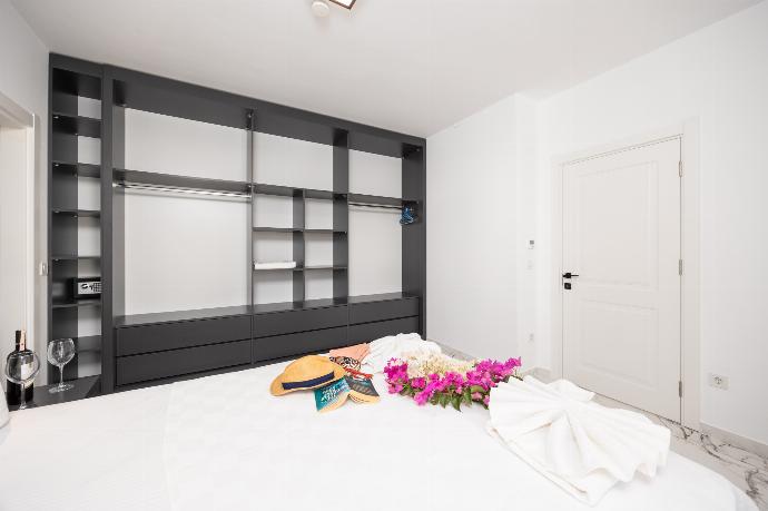 Double bedroom with en suite bathroom and A/C . - Villa White Cloud . (Photo Gallery) }}