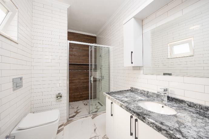 En suite bathroom with shower . - Villa White Cloud . (Photo Gallery) }}