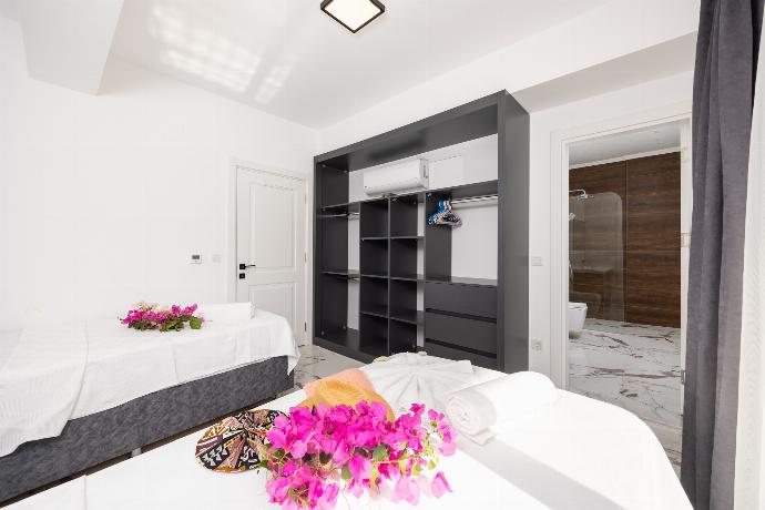 Twin bedroom with en suite bathroom and A/C . - Villa White Cloud . (Photo Gallery) }}