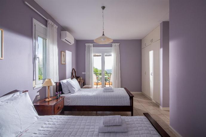  . - Villa Elessa . (Photo Gallery) }}
