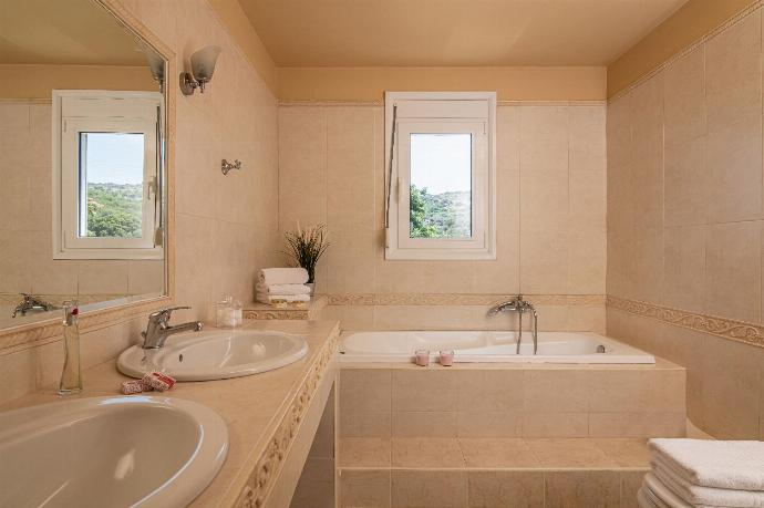  . - Villa Elessa . (Photo Gallery) }}