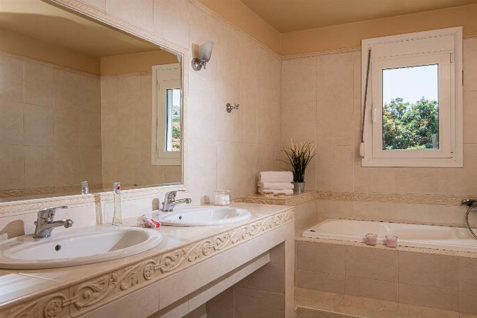  . - Villa Elessa . (Photo Gallery) }}