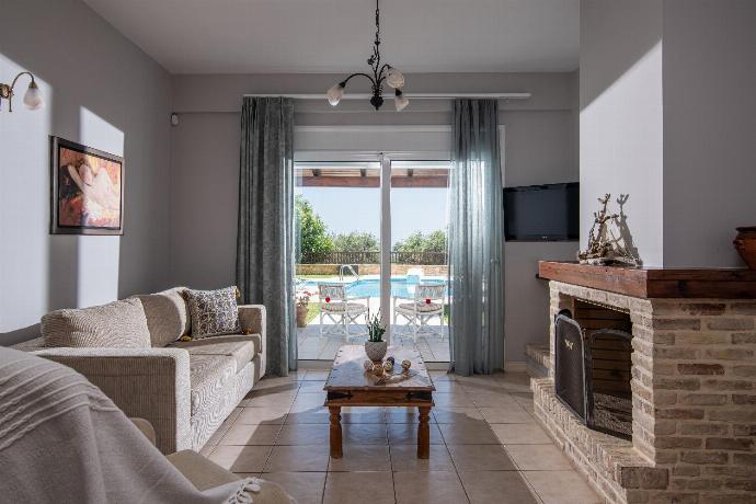  . - Villa Elessa . (Photo Gallery) }}