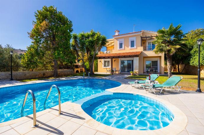 Beautiful villa with private pool, terrace, and garden . - Villa Elessa . (Photo Gallery) }}