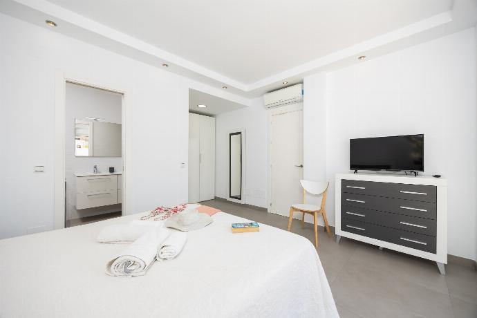 Double bedroom with en suite bathroom and A/C . - Casa Eva . (Photo Gallery) }}