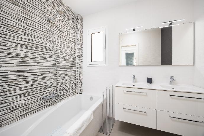En suite bathroom with bath and shower . - Casa Eva . (Photo Gallery) }}