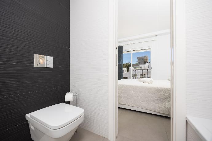 En suite bathroom with bath and shower . - Casa Eva . (Photo Gallery) }}