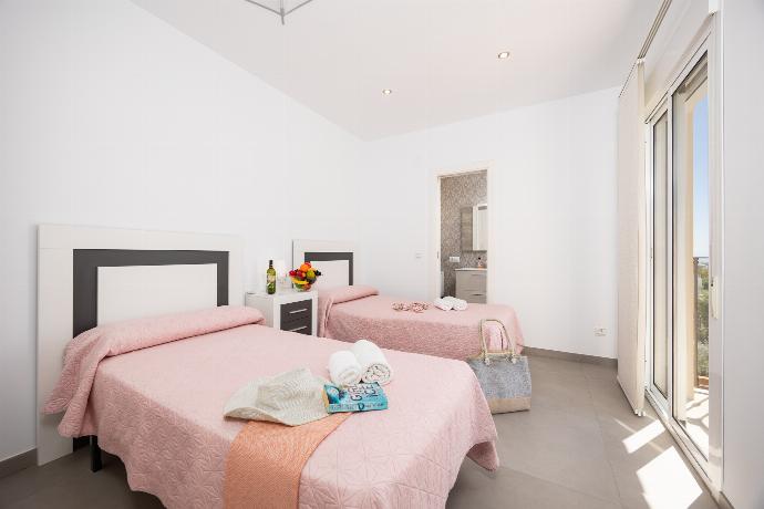 Twin bedroom with en suite bathroom and A/C . - Casa Eva . (Photo Gallery) }}