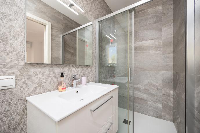 En suite bathroom with shower . - Casa Eva . (Photo Gallery) }}