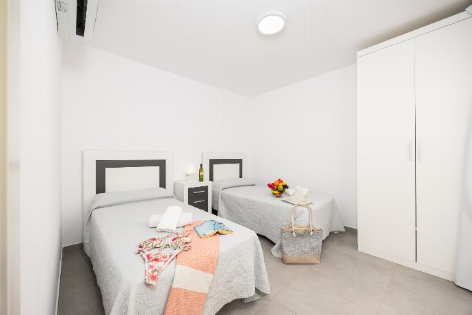 Twin bedroom with A/C . - Casa Eva . (Photo Gallery) }}
