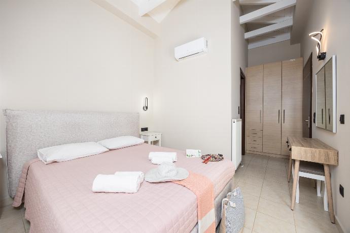 Double bedroom with en suite bathroom and A/C . - Villa Irineos . (Photo Gallery) }}
