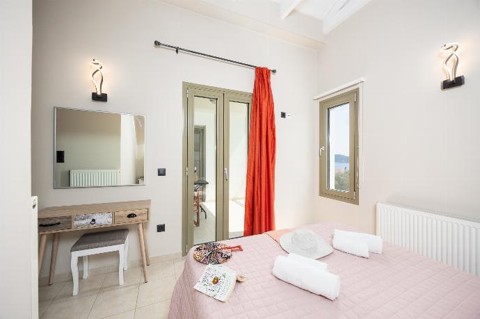 Double bedroom with en suite bathroom and A/C . - Villa Irineos . (Photo Gallery) }}